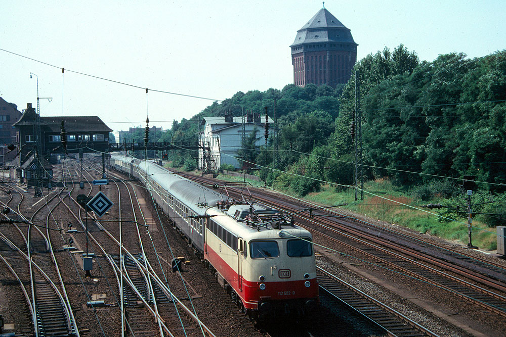 https://www.eisenbahnfotograf.de/datei/August 1981/910225 DB 112502 Sternschanze 6.8.81.jpg